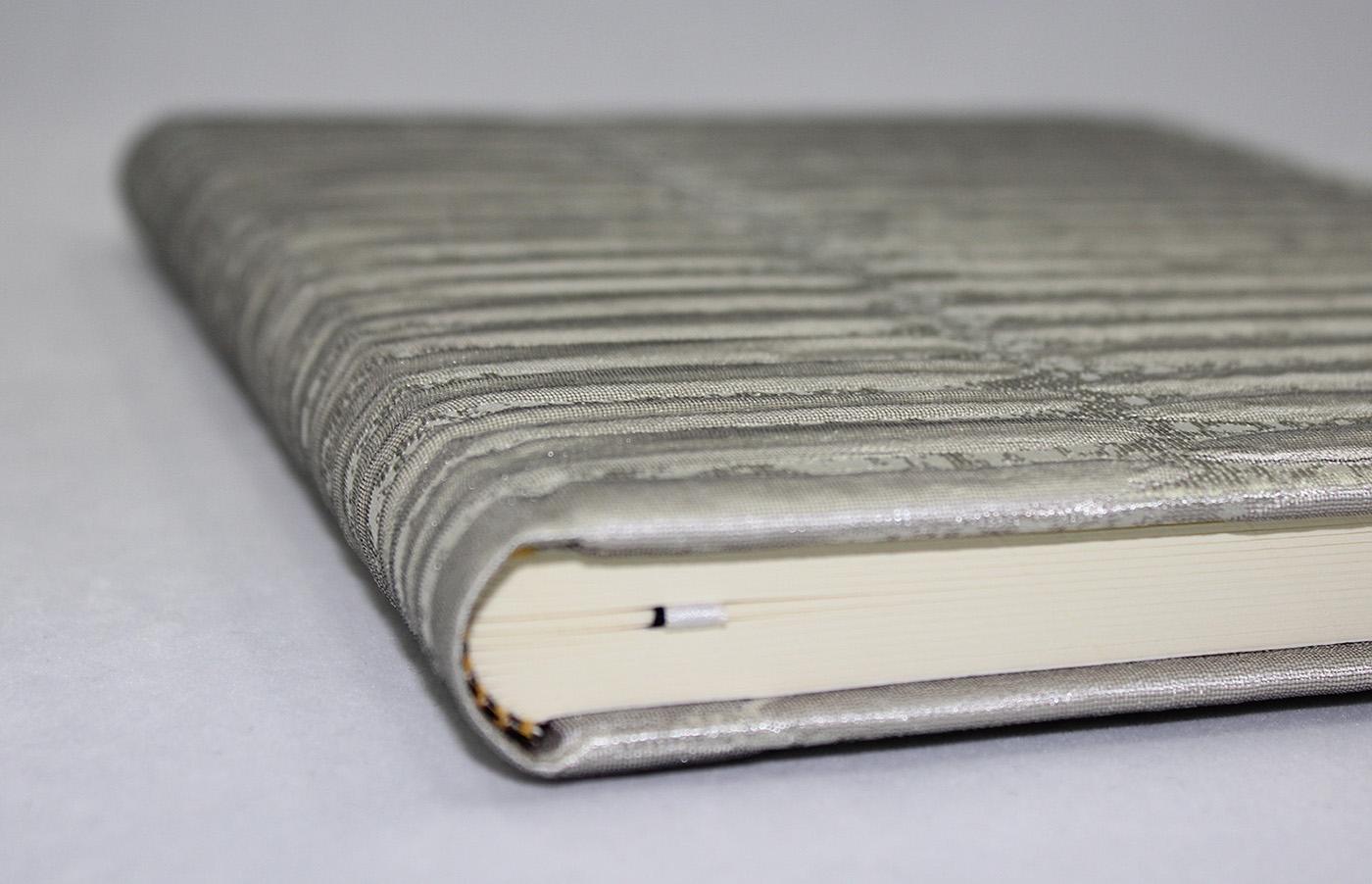 Gästebuch Trieste Hochkant mit exklusivem Stoffeinband – Bild 2