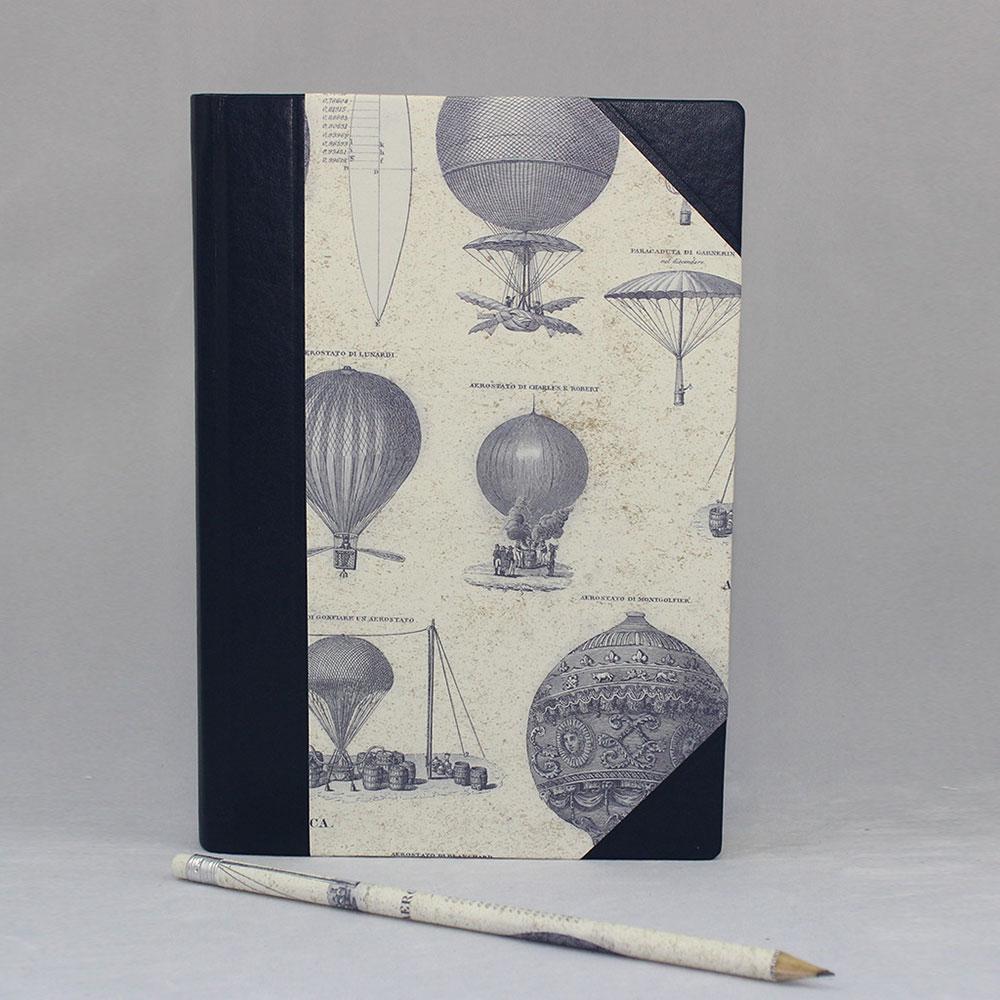 Notizbuch „Aeronautica“ Halbleder - mit Luftfahrtzeugen im Vintage-Design gestaltetes Notizbuch mit Lederelementen