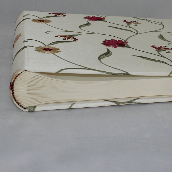 Buchbinderarbeit in Fadenheftung, gerundetem Rücken und Fotokarton