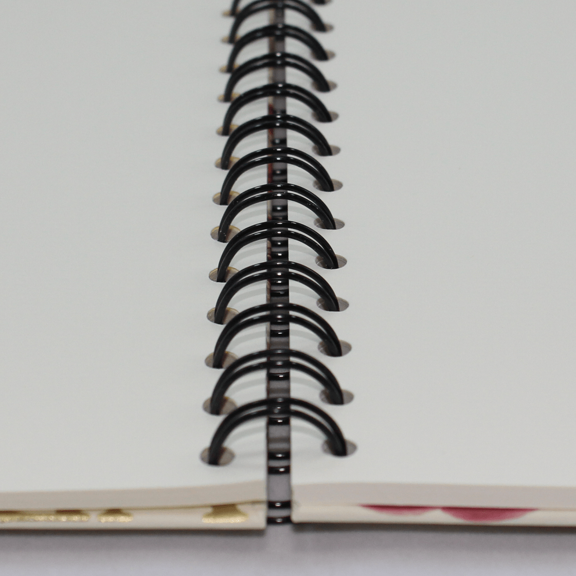 Notizbuch Love mit Ringbindung Stabile schwarze Ringbindung. Planebene Auflage