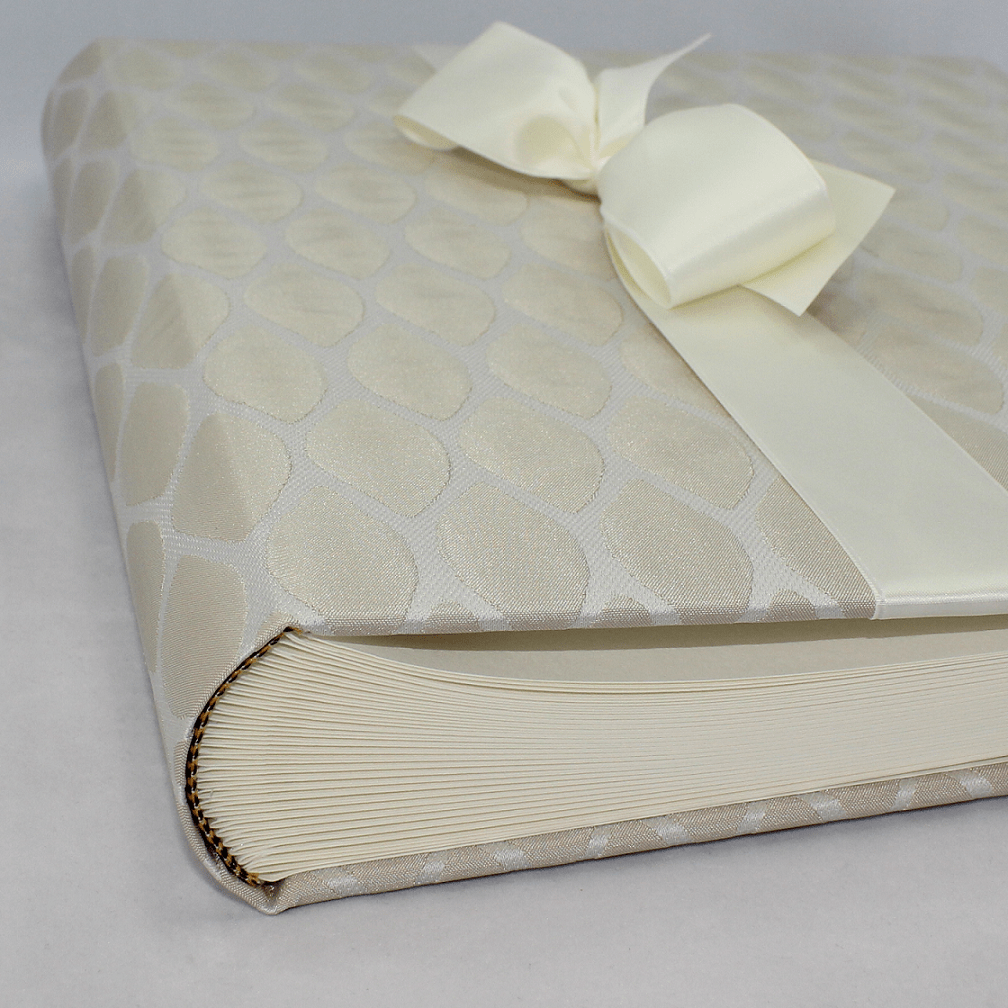 Hochwertiger Stoffeinband