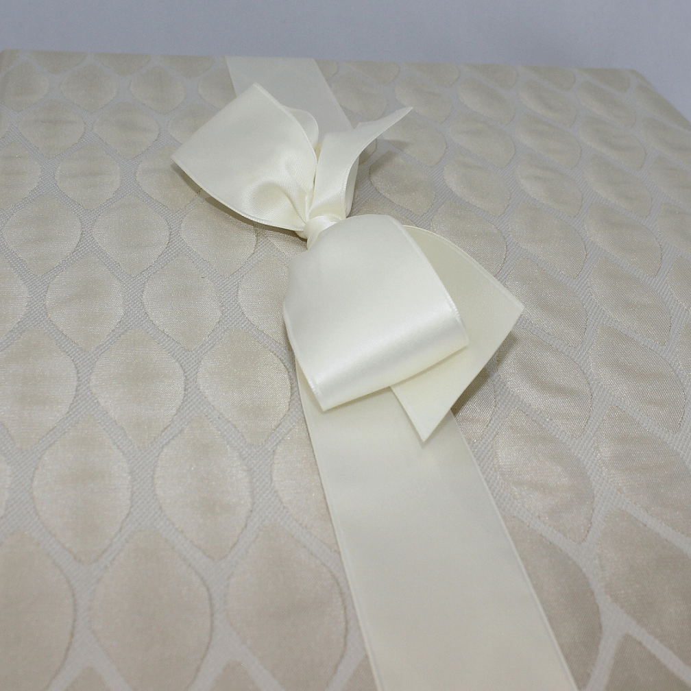 Cremeweiße Satinschleife