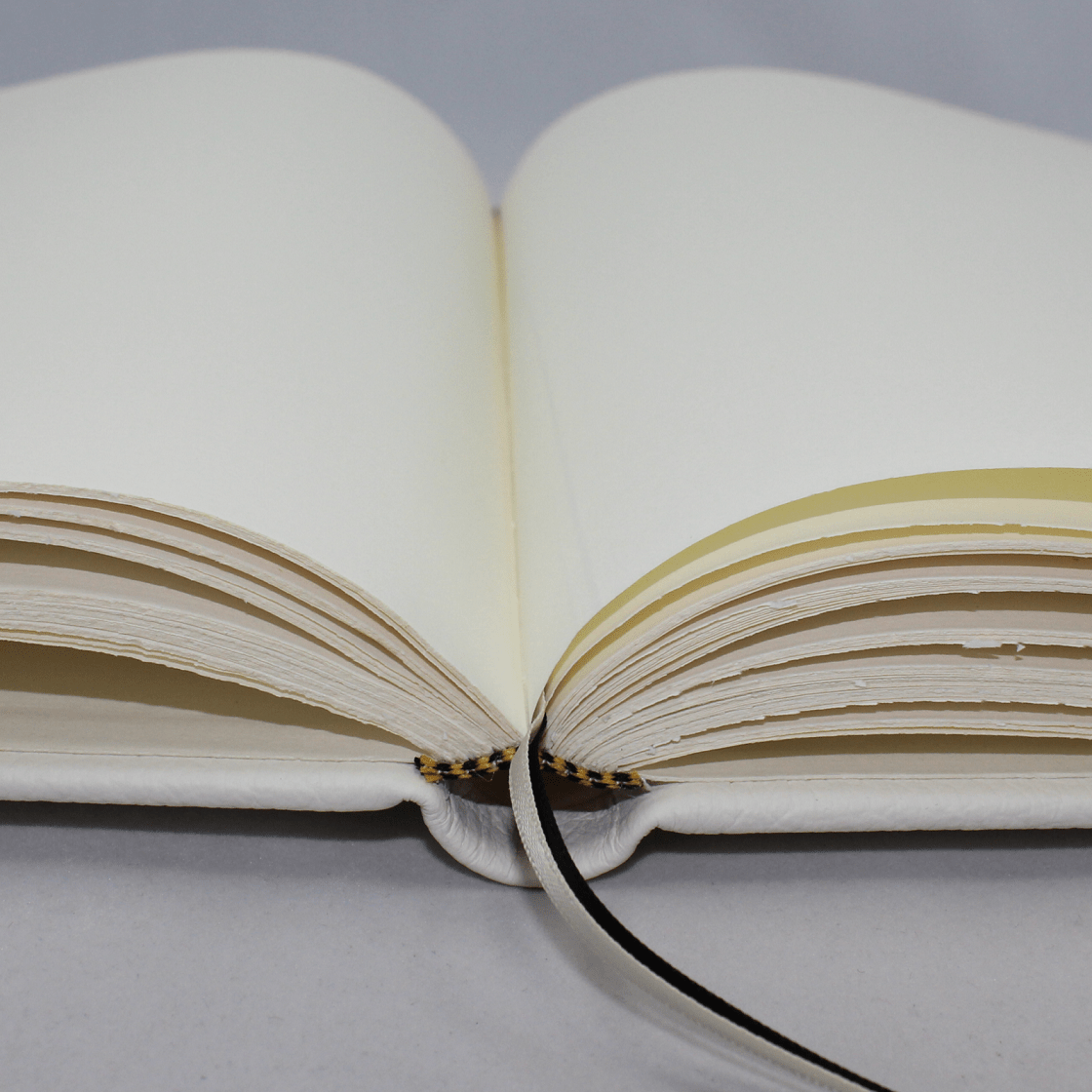 Büttenblock und Lesebänder in Handarbeit gefertigt