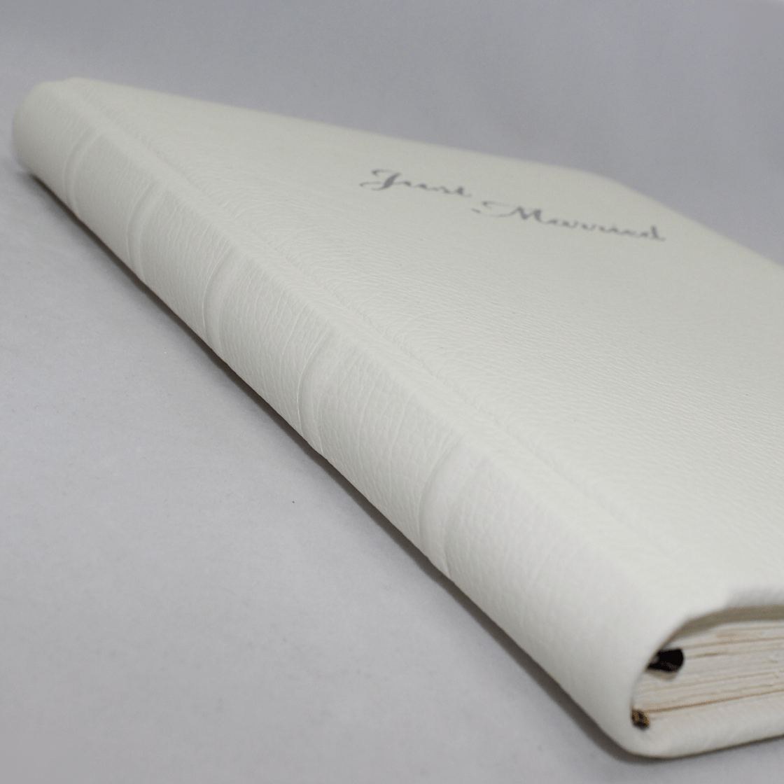 Hochzeit Gästebuch in weiß aus Vollrindleder, Buchbünden am Rücken