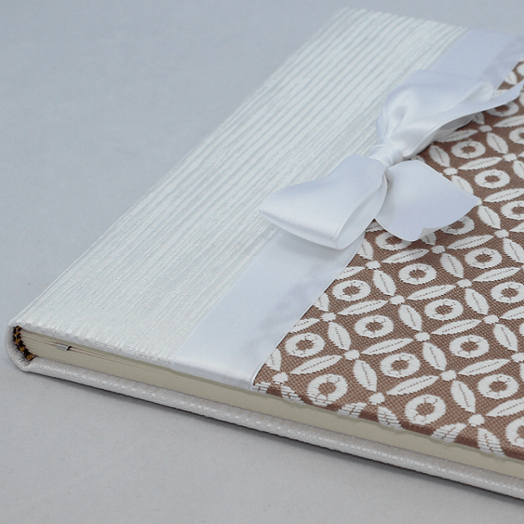 Gästebuch Ditton, Flieder mit weißer Satinschleife