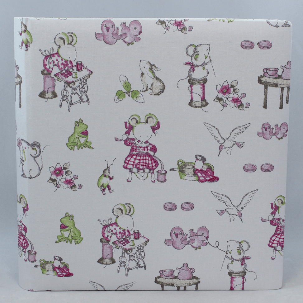 Kinderalbum Maus Frontansicht Kindgerechte Motive auf Baumwollstoff. Buchbindearbeit Vera Donna