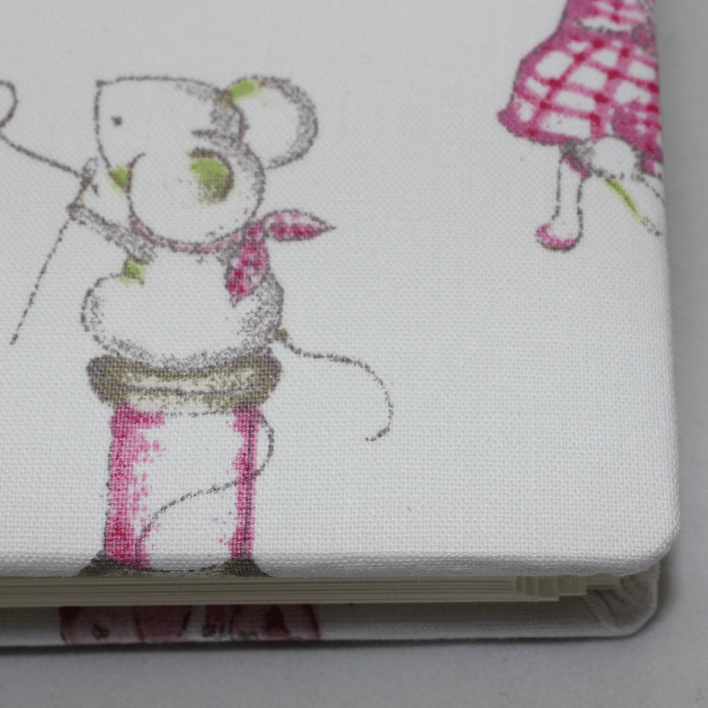 Kinderalbum Maus mit von Hand eingezogenen Ecken Runde Ecken. Markenzeichen echter Handarbeit Vera Donna