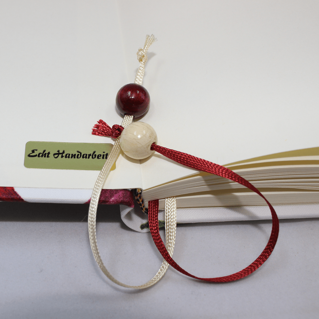 Kochrezept Sammelbuch Peperoni aus hochwertigem Einschreibpapier Kochrezept Sammelbuch Peperoni. Satin Lesebänder mit Holzkugeln