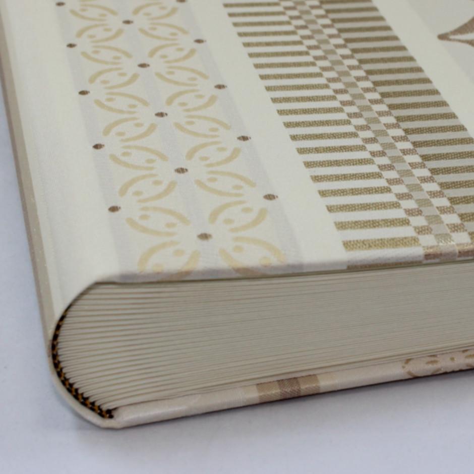 Gerundeter Buchrücken mit Kapitalband, Fadenheftung und Handgefertigt