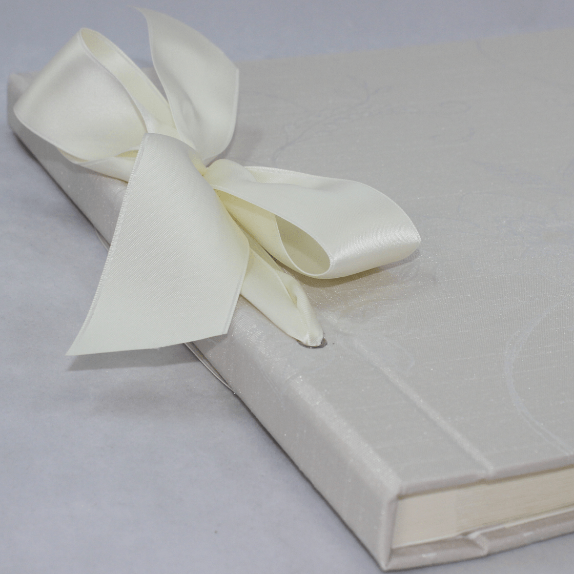 Fotokordel Album Mandy creme mit Satinschleife Satinband Handarbeit der Buchbinderei Vera Donna