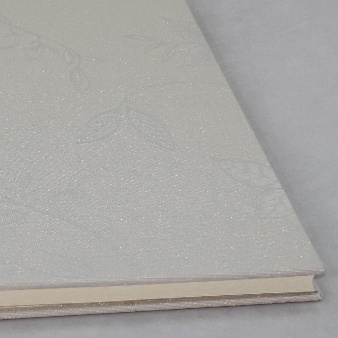 Fotokordel Album Mandy creme mit von Hand eingezogenen Ecken Fotokordelalbum Mandy aus Baumwollstoff mit filigranen stickereien