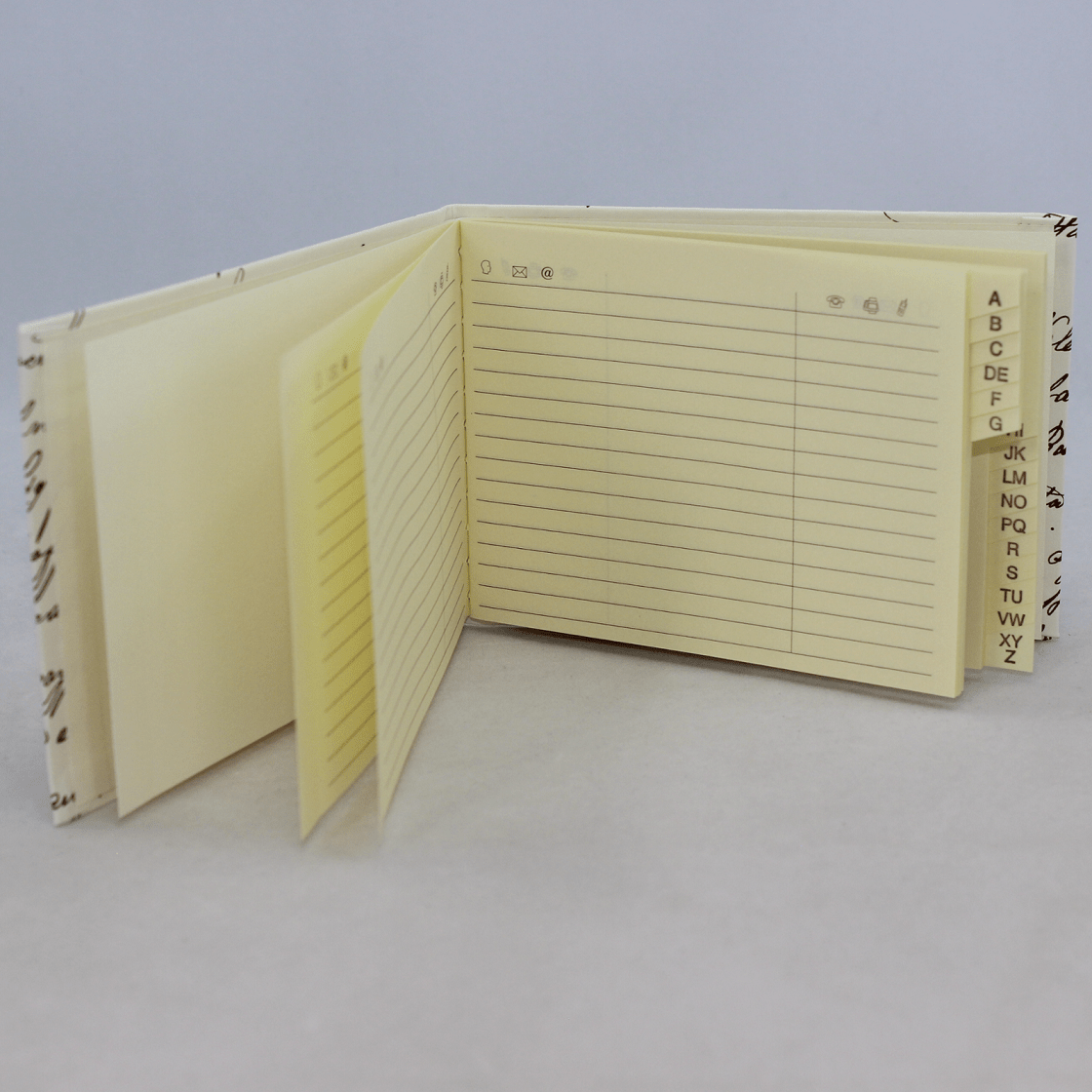 Adressbuch mit Register A bis Z in Fadenheftung. Scrittura