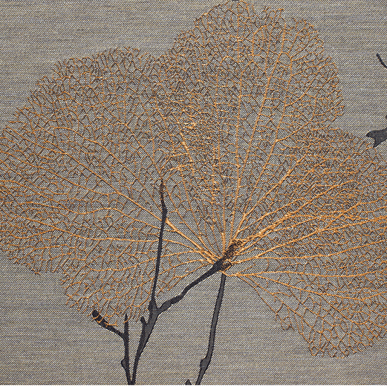 kupferfarbene Stickereien