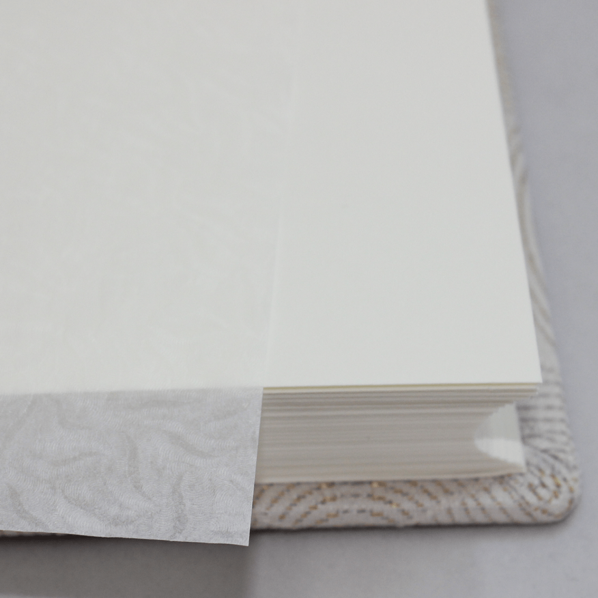 Hochzeitsalbum Sina mit schützendem Pergaminpapier