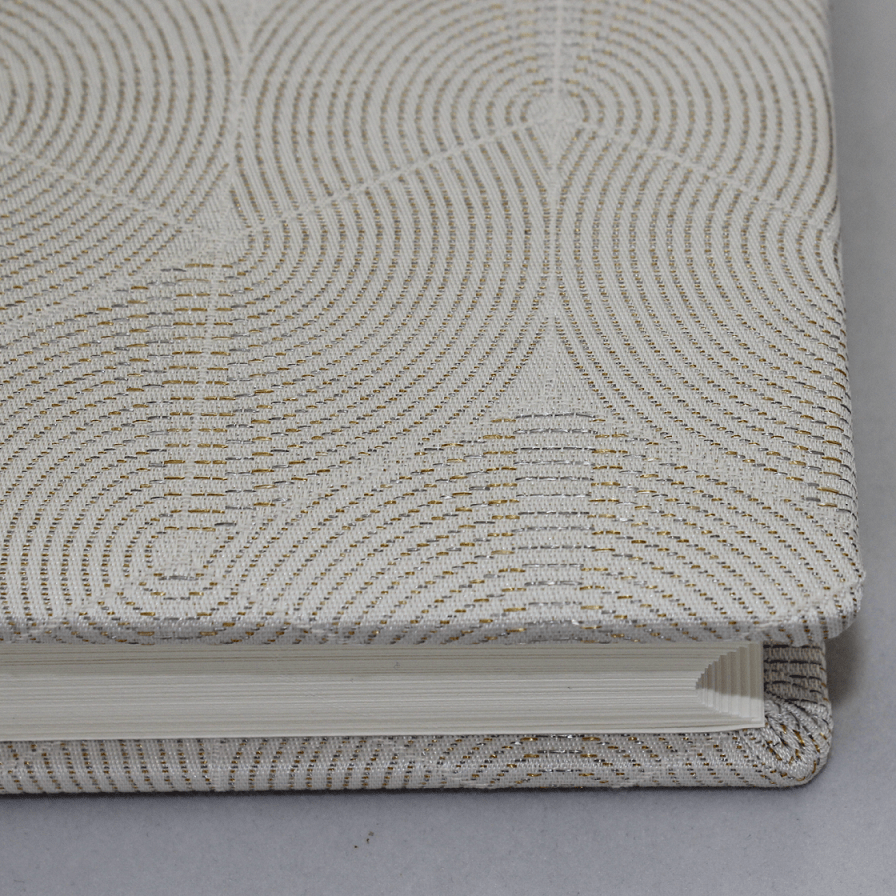 Hochzeitsalbum Sina creme mit von Hand eingezogenen Ecken