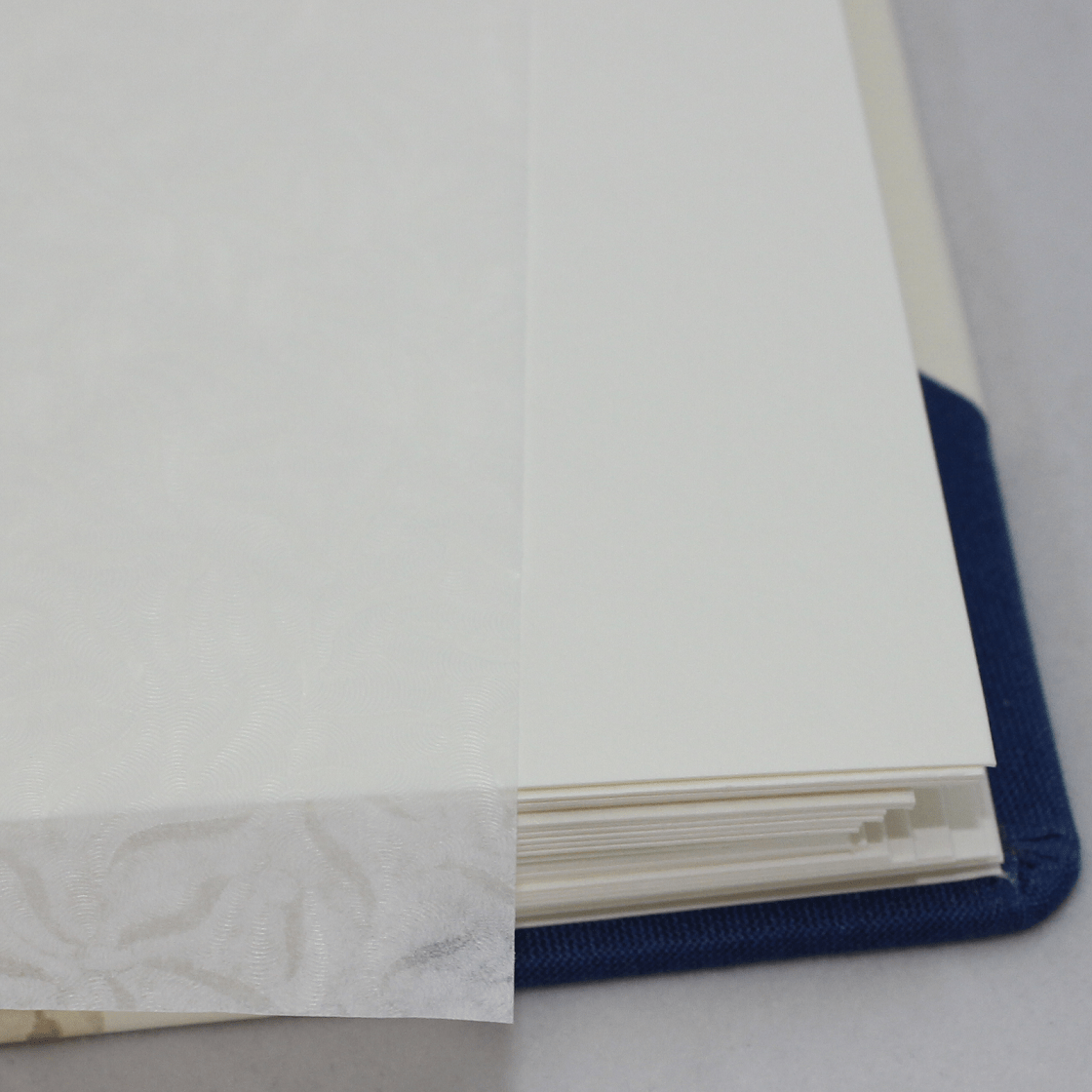 Kinderalbum Bärenfamilie Leinen blau mit schützendem Pergaminpapier