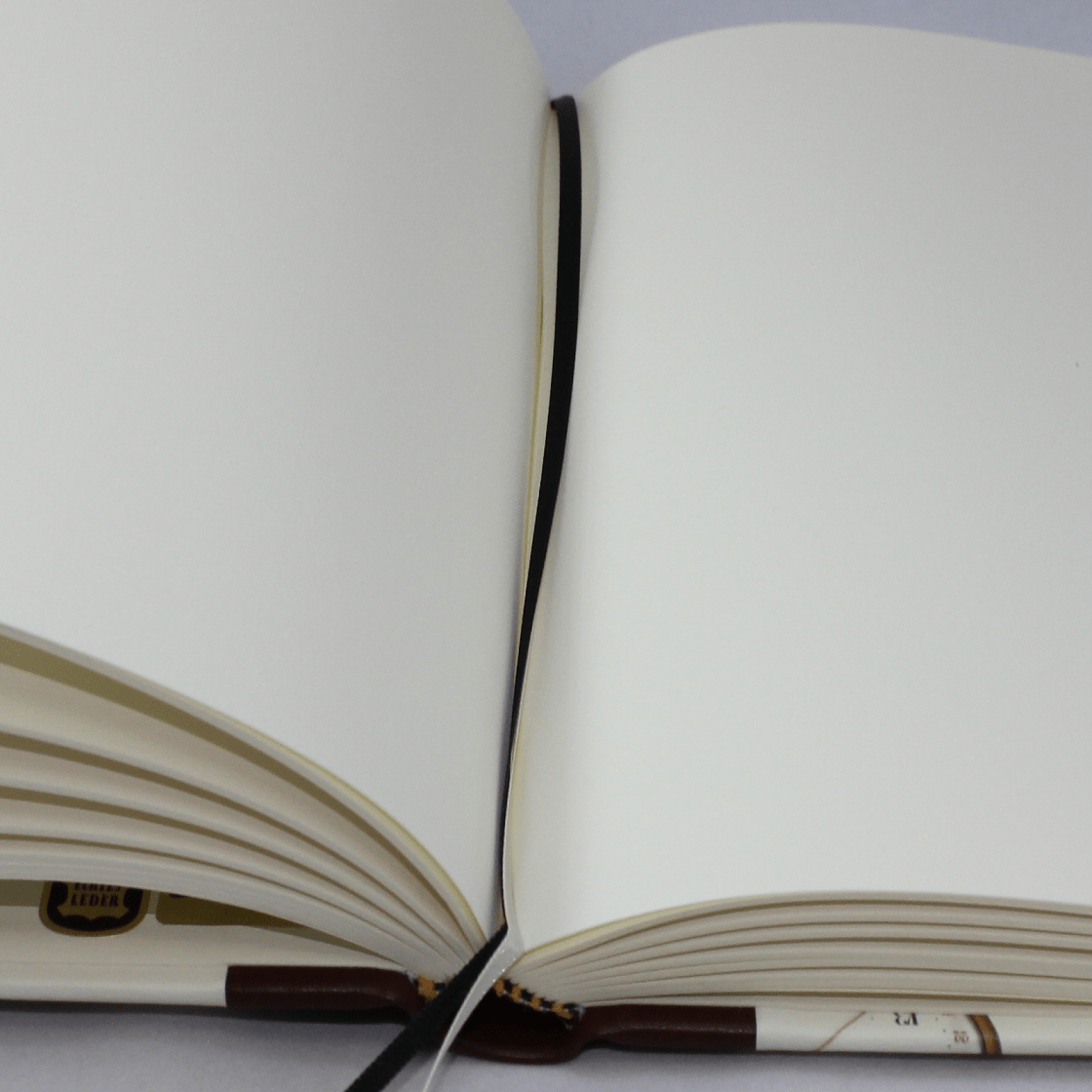 notizbuch-time-mit-stifthalter-aus-bestem-einschreibpapier Notizbuch Time mit Stifthalter