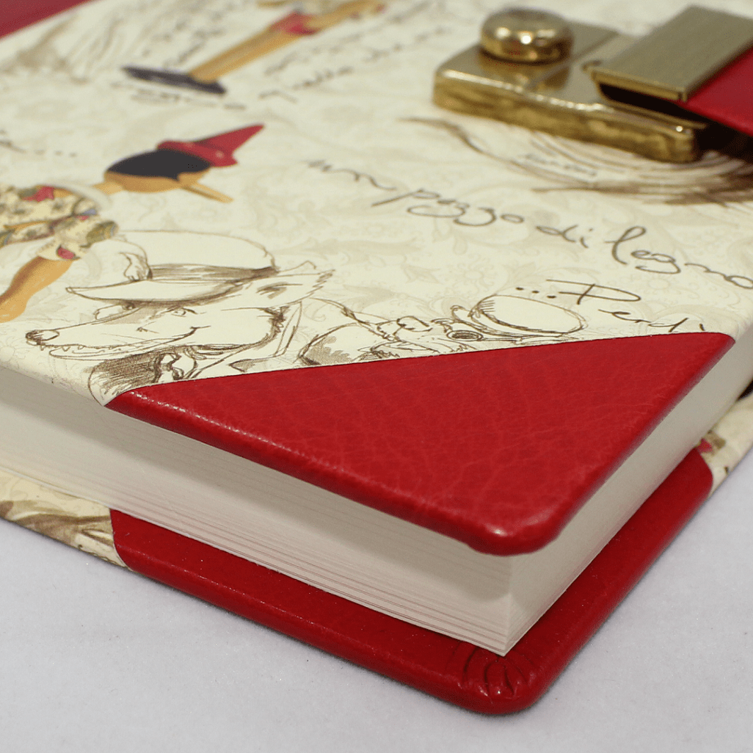 Tagebuch Pinocchio mit von Hand eingezogenen Ecken