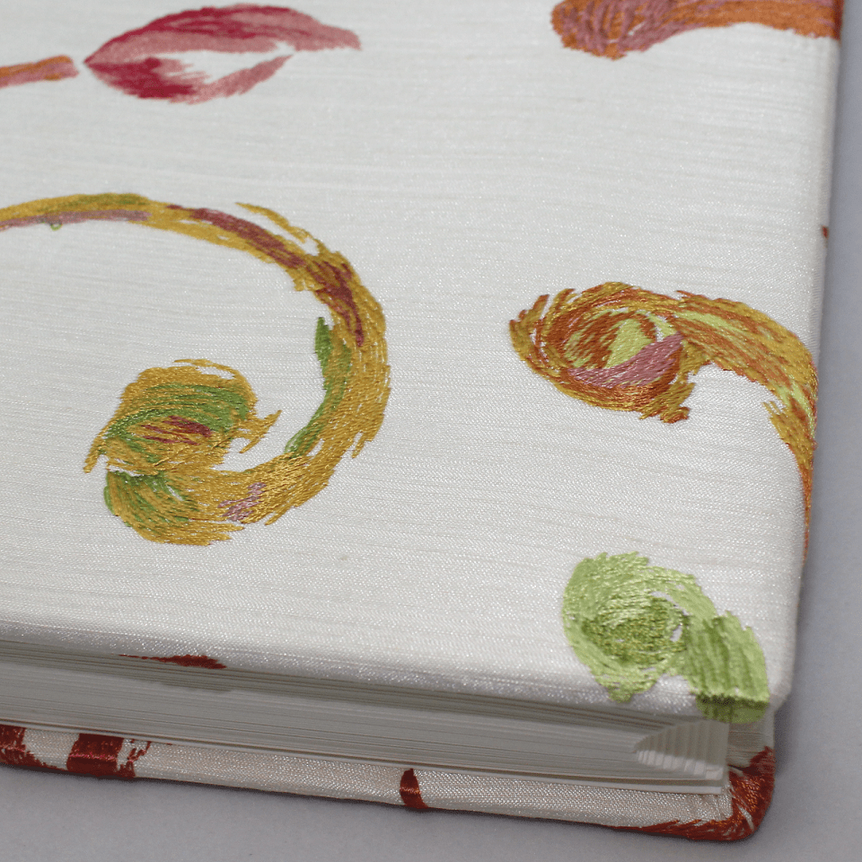 Fotoalbum Alina rot mit von Hand eingezogenen Ecken.