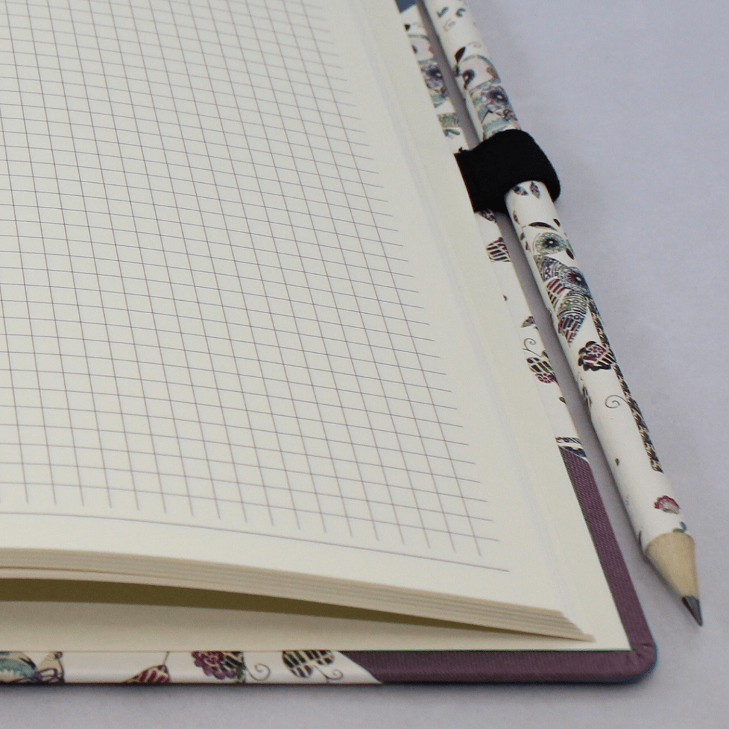 Notizbuch Uhu weinrot mit von Hand eingezogenen Ecken