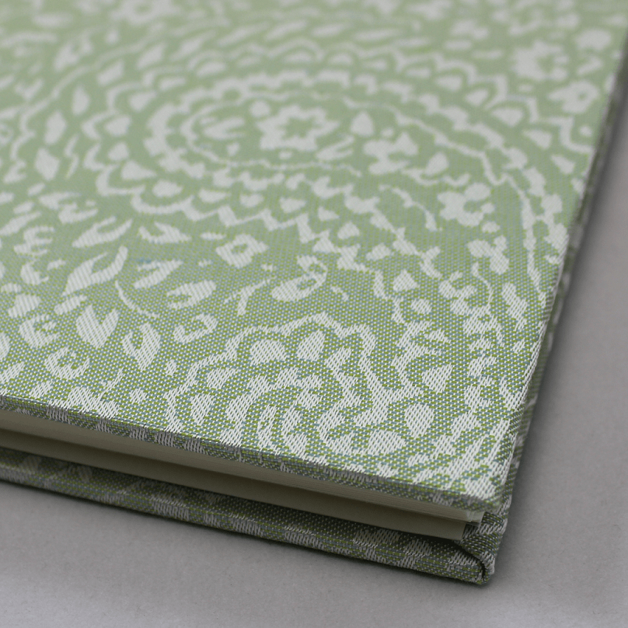 Fotoalbum mit Kordelbindung Deli mint mit von Hand eingezogenen Ecken Fotoalbum mit Kordelbindung Deli mint