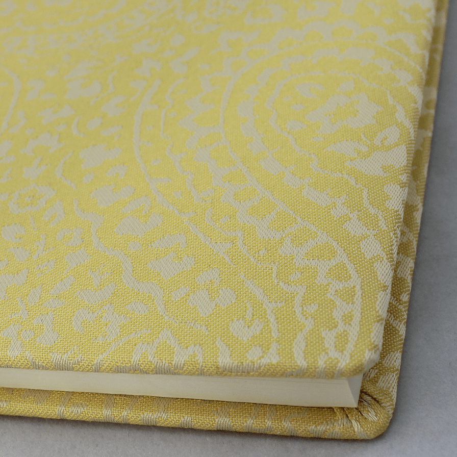 Gästebuch Deli lemon mit von Hand eingezogenen Ecken