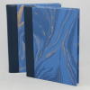 Notizbuch Marmoreffekt mit Stifthalter in blau