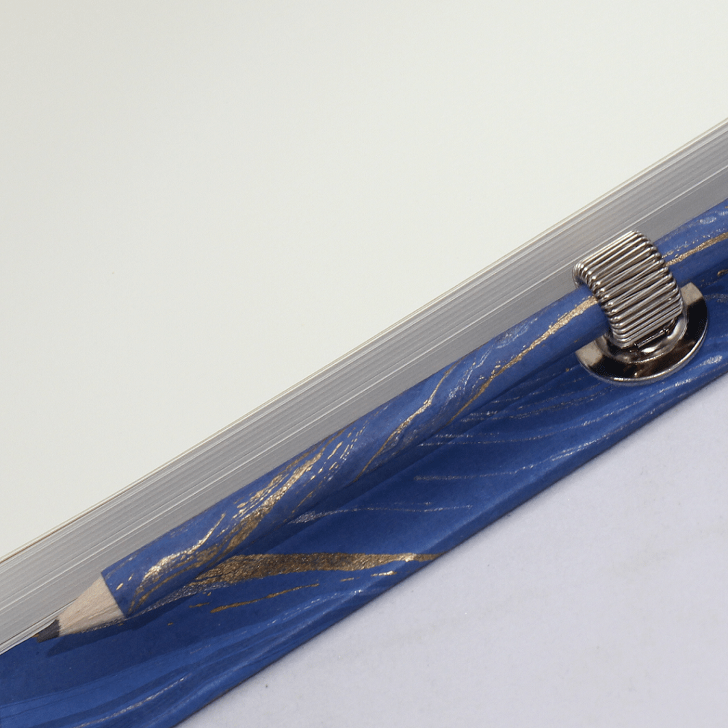 Notizbuch Marmoreffekt mit Stifthalter in blau mit Designbleistift