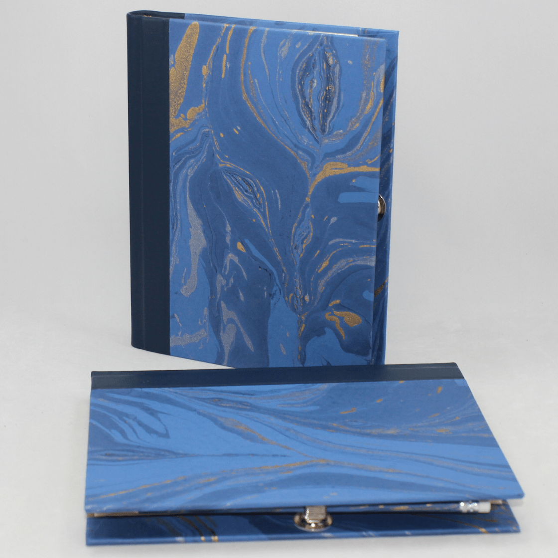 Notizbuch Marmoreffekt mit Stifthalter in blau mit blauem Vollrindleder