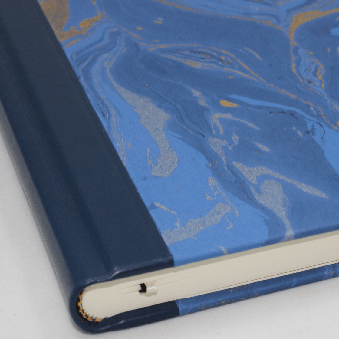 Notizbuch Marmoreffekt mit Stifthalter in blau mit gerundetem Rücken Notizbuch Marmoreffekt mit Stifthalter in blau