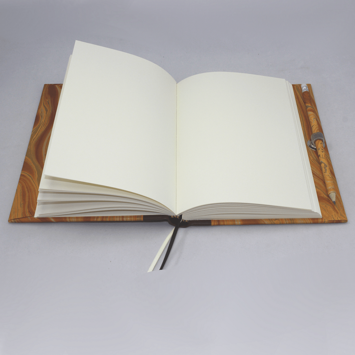 Notizbuch Marmoreffekt mit Stifthalter in braun