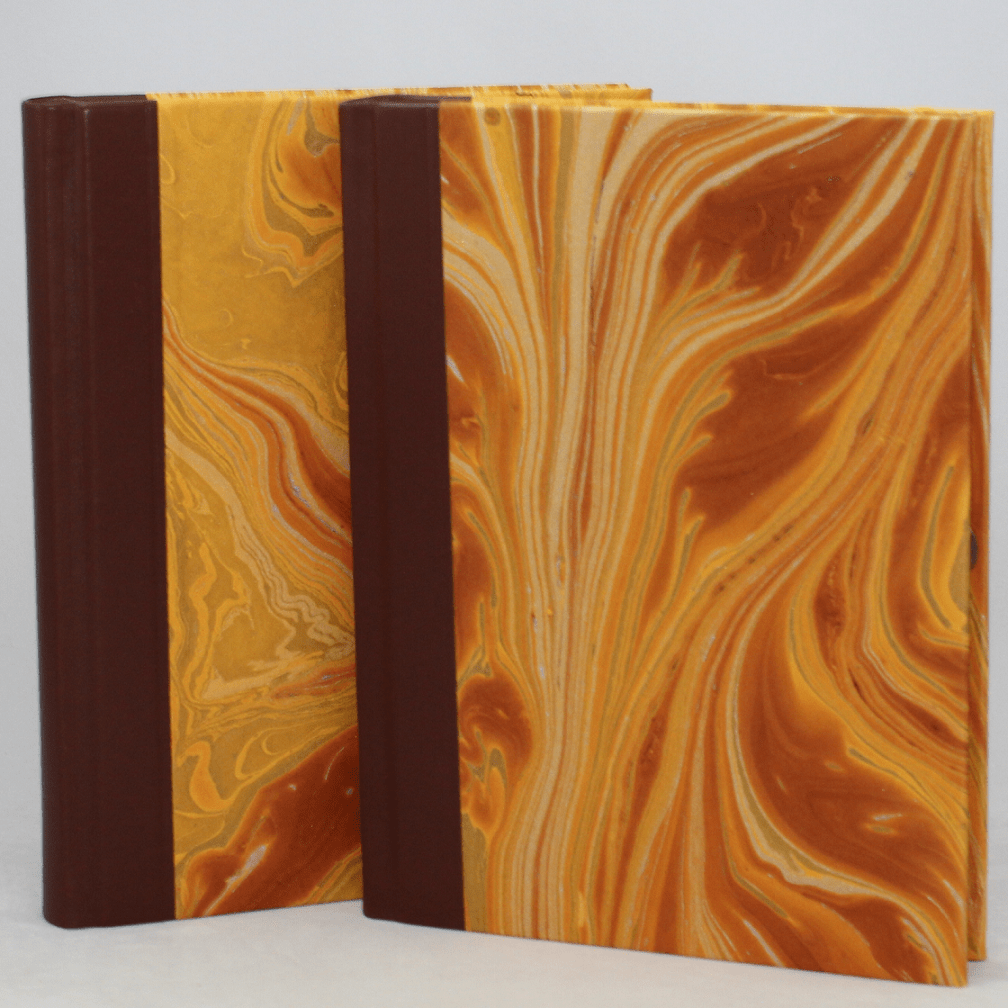 Notizbuch Marmoreffekt mit Stifthalter in braun