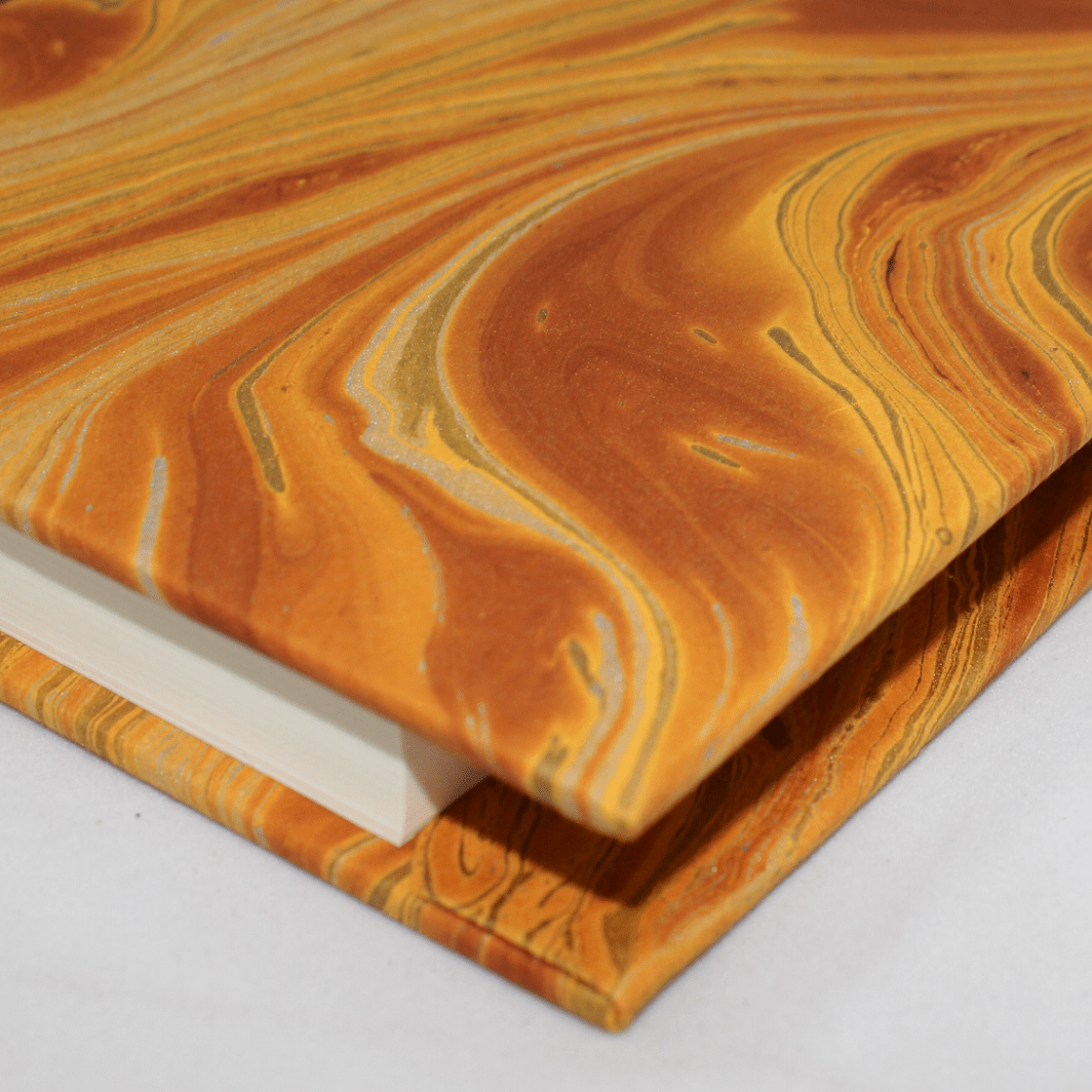 Notizbuch Marmoreffekt mit Stifthalter in braun