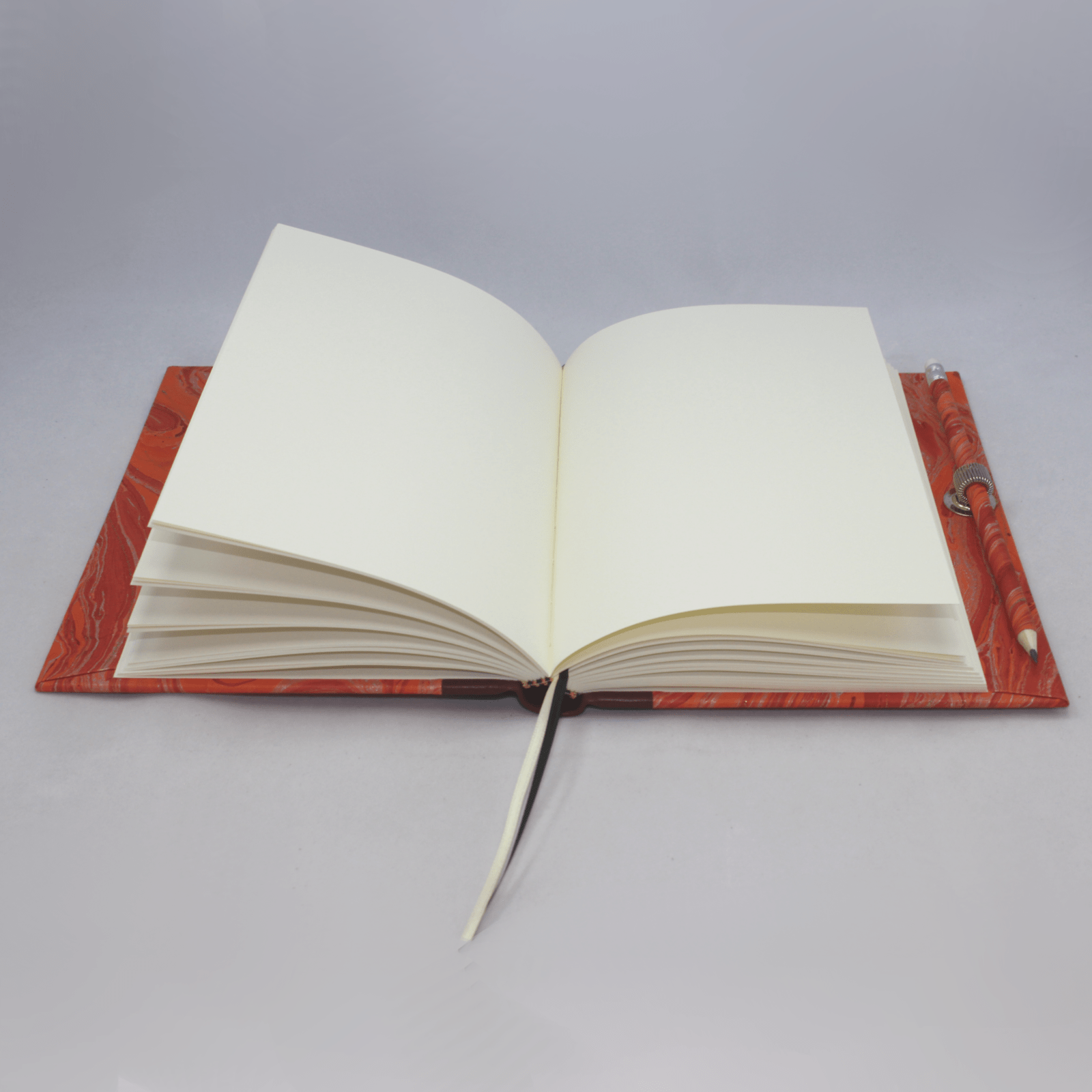 Notizbuch Marmoreffekt mit Stifthalter in weinrot