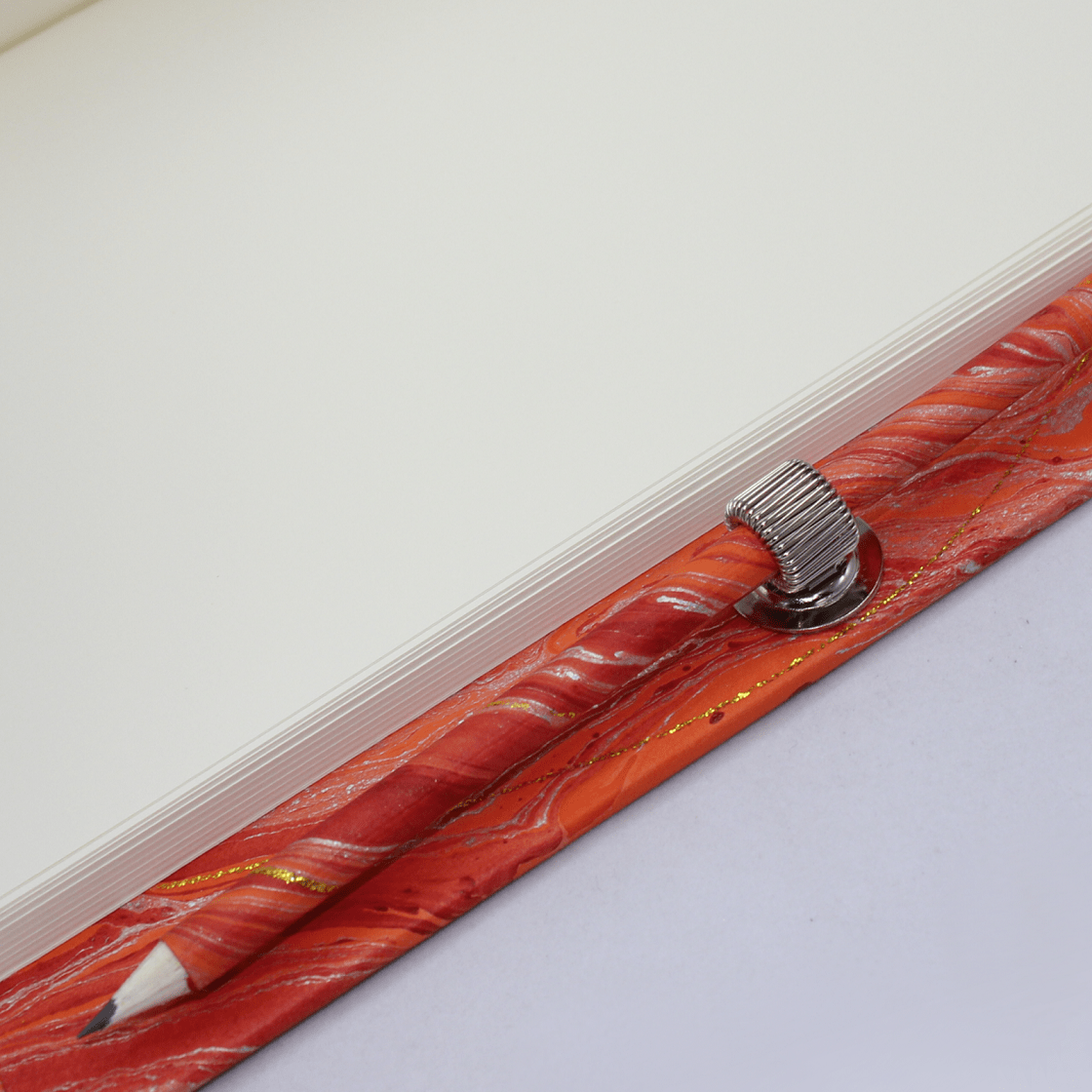 Notizbuch Marmoreffekt mit Stifthalter in weinrot