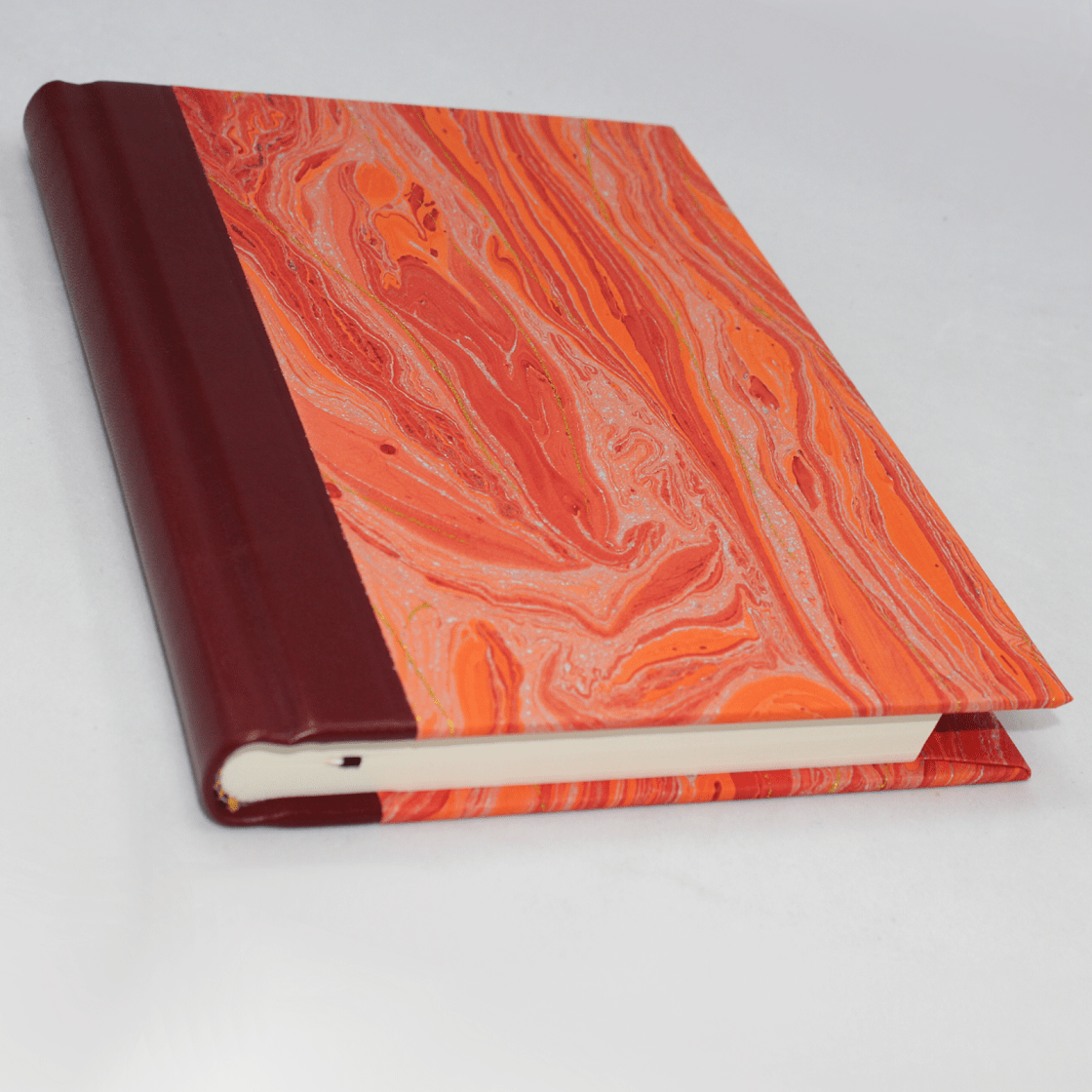 Notizbuch Marmoreffekt mit Stifthalter in weinrot