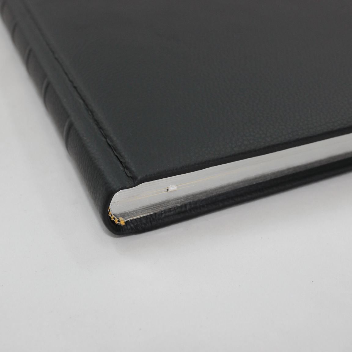 Gästebuch aus genarbtem Leder in Schwarz mit Silberschnittblock – Bild 5