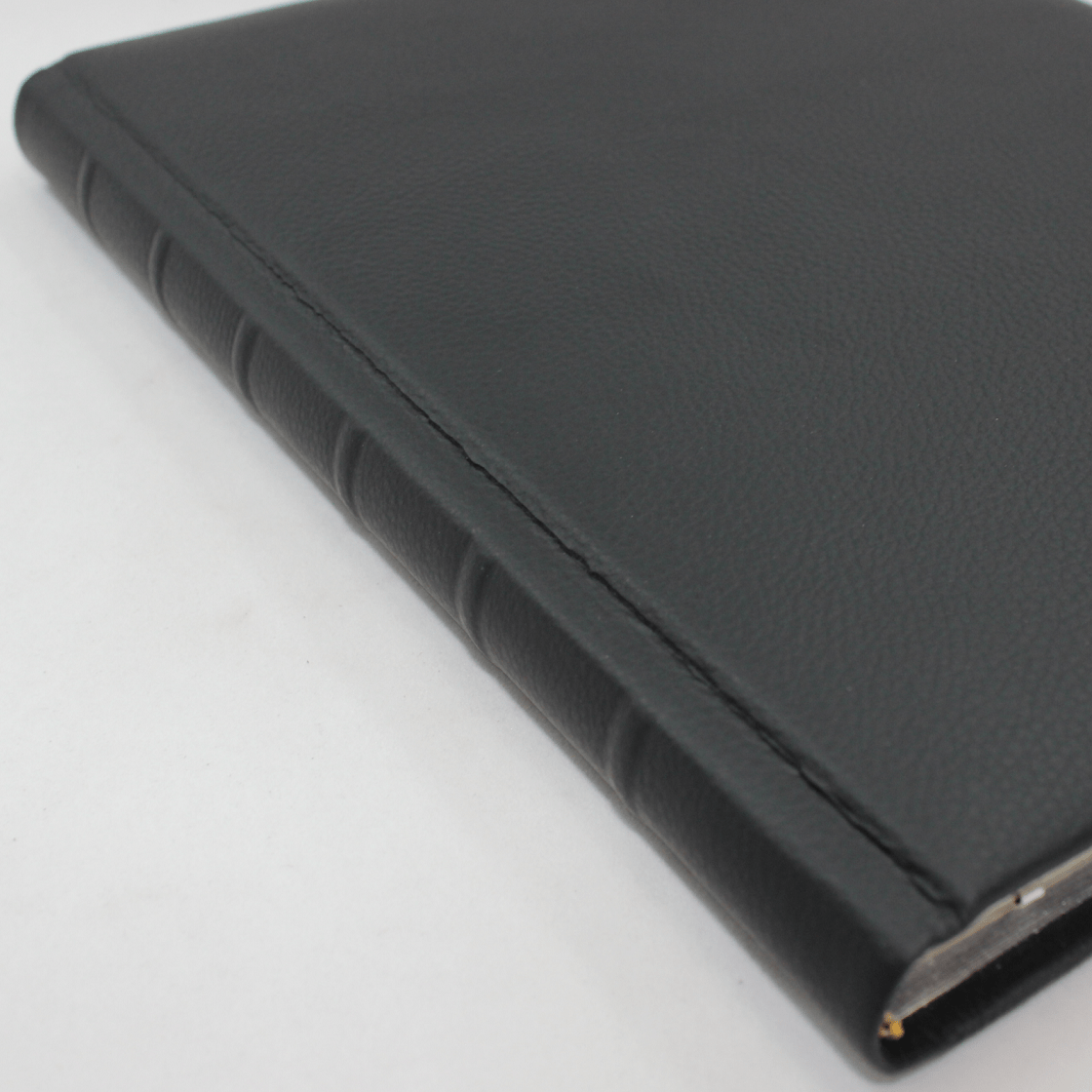 Gästebuch aus genarbtem Leder in Schwarz mit Silberschnittblock – Bild 4