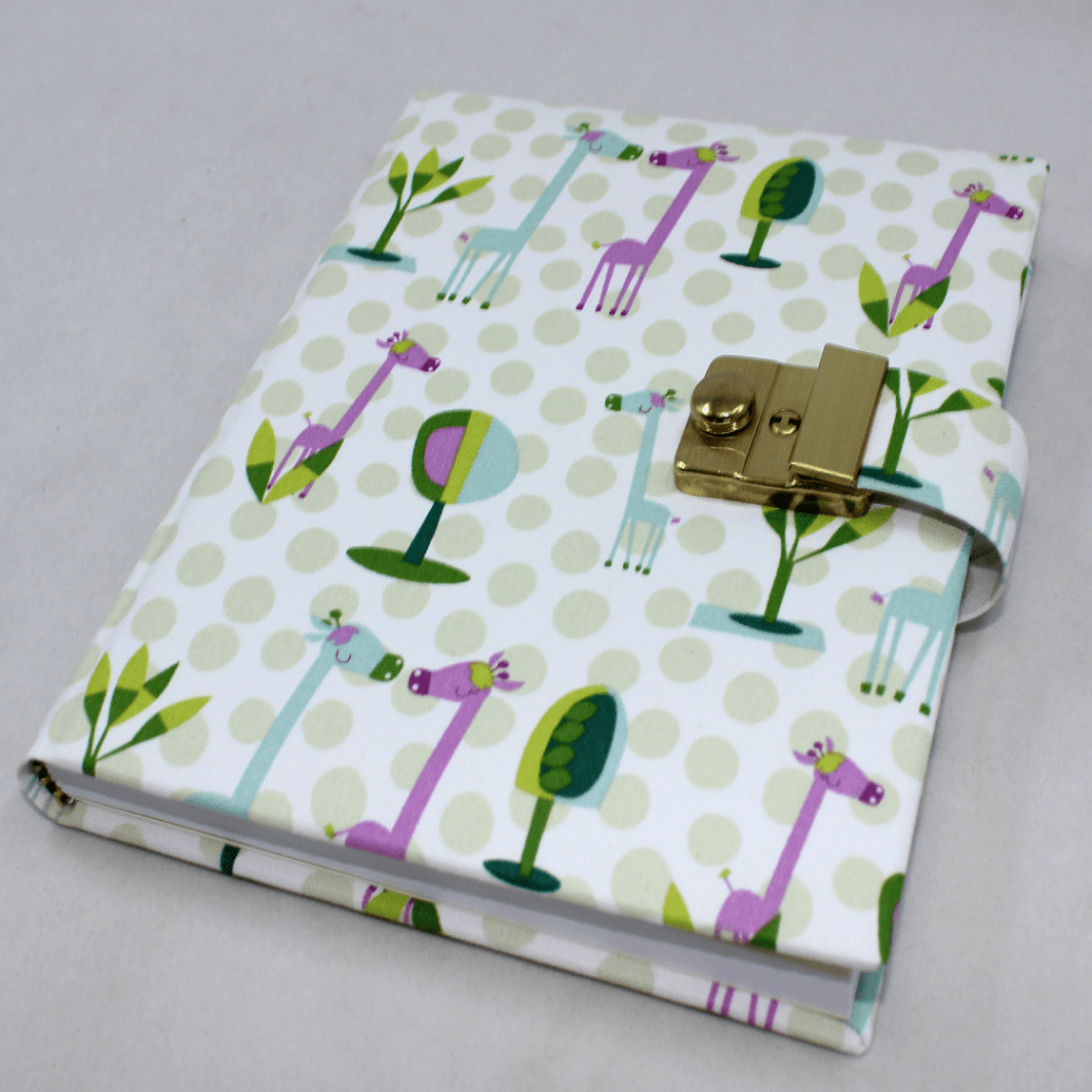 Tagebuch Giraffe mit Schloss liegend Tagebuch Giraffe mit Schloss