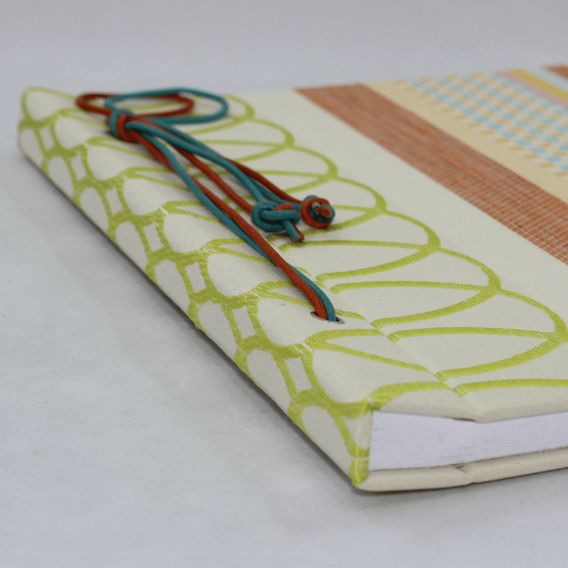 Fotoalbum mit Kordelbindung Senna grün-bunt mit Lederschleife Fotoalbum mit Kordelbindung Senna grün-bunt