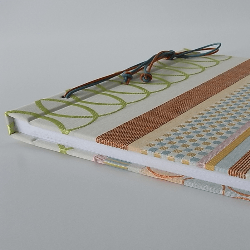 Fotoalbum mit Kordelbindung Senna in grün-bunt mit entnehmbaren Seiten Fotoalbum mit Kordelbindung Senna grün-bunt