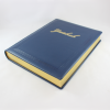 Gästebuch dick aus blauem Leder mit Goldschnittblock und Prägung