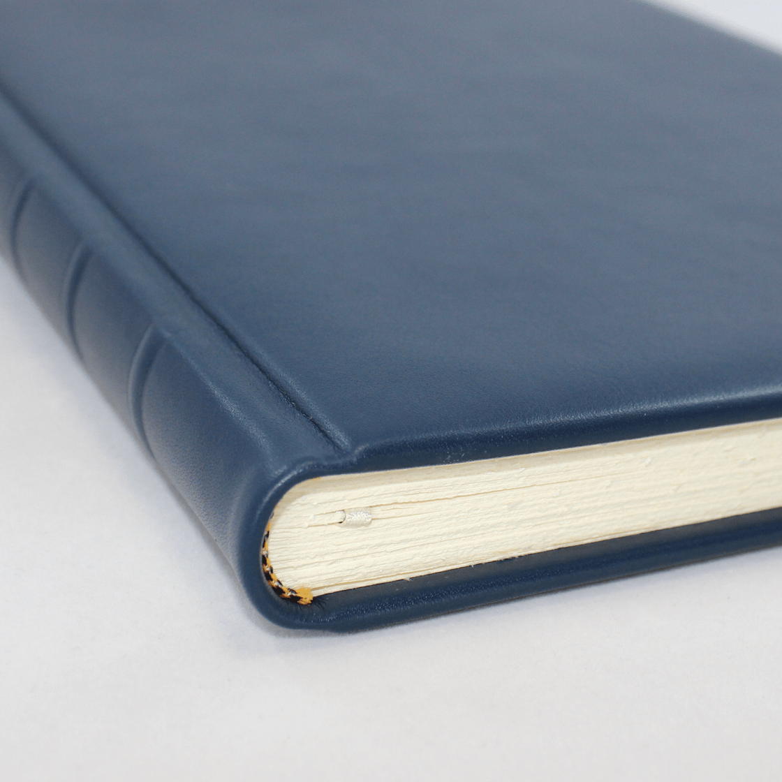 Gästebuch aus glattem blauem Leder mit Büttenblock