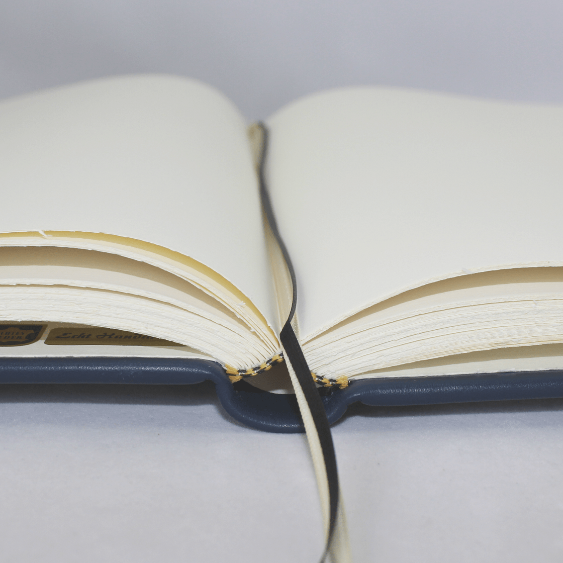 Gästebuch aus glattem blauem Leder mit Büttenblock