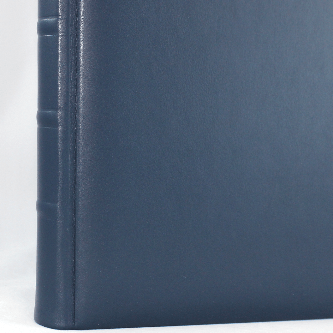 Gästebuch aus glattem blauem Leder mit Büttenblock