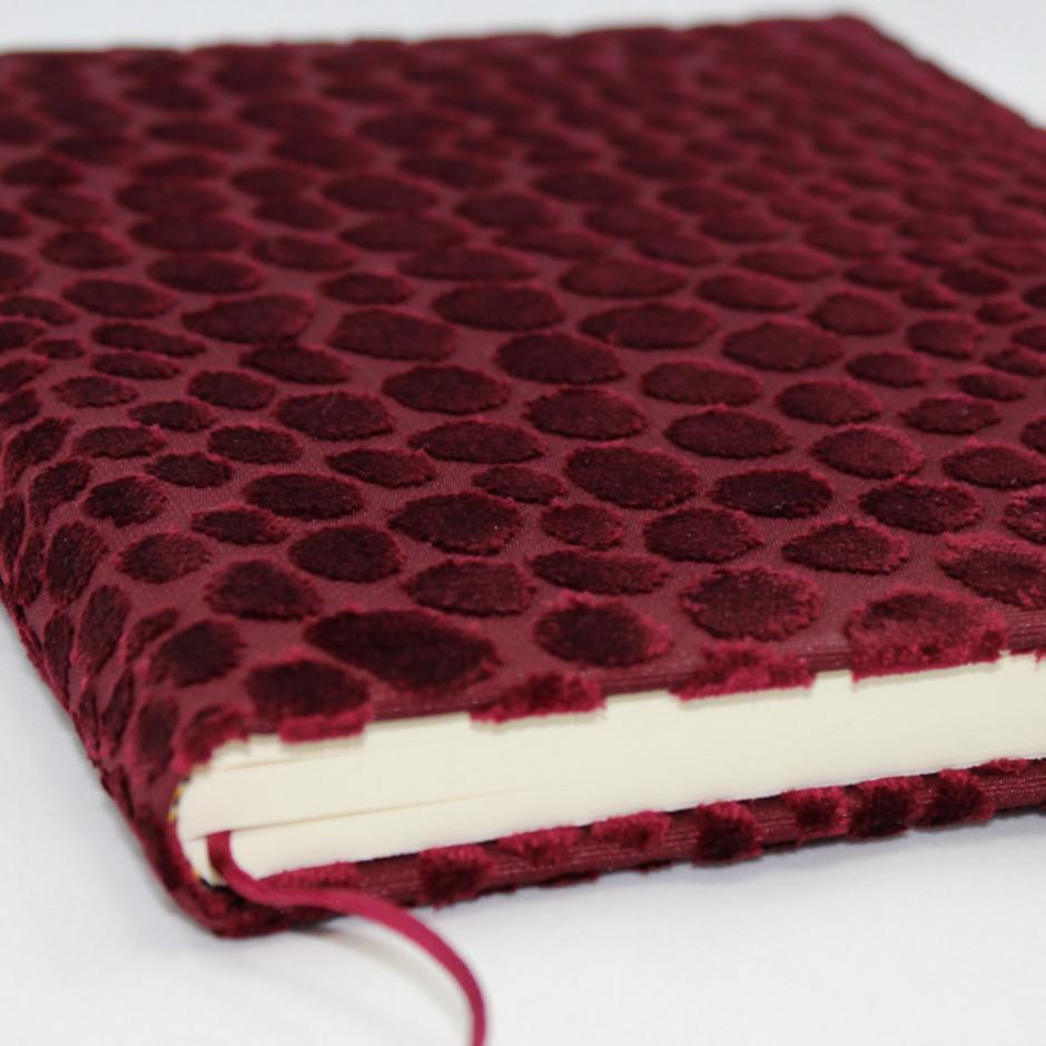 2 Gästebuch Tedd bordeaux Gästebuch Tedd hochkant in rot oder blau