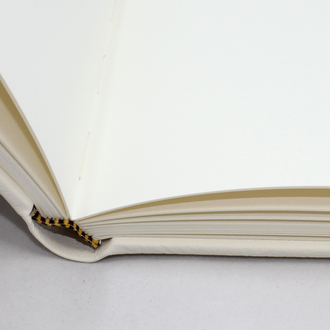 Foto-Gästebuch genarbtes Leder weiß unsere Hochzeit offen Foto-Gästebuch "Unsere Hochzeit" aus weißem Leder