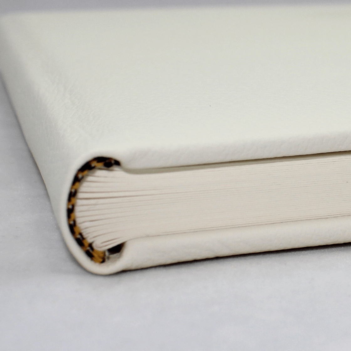 Foto-Gästebuch genarbtes Leder weiß unsere Hochzeit runder Buchrücken Foto-Gästebuch "Unsere Hochzeit" aus weißem Leder