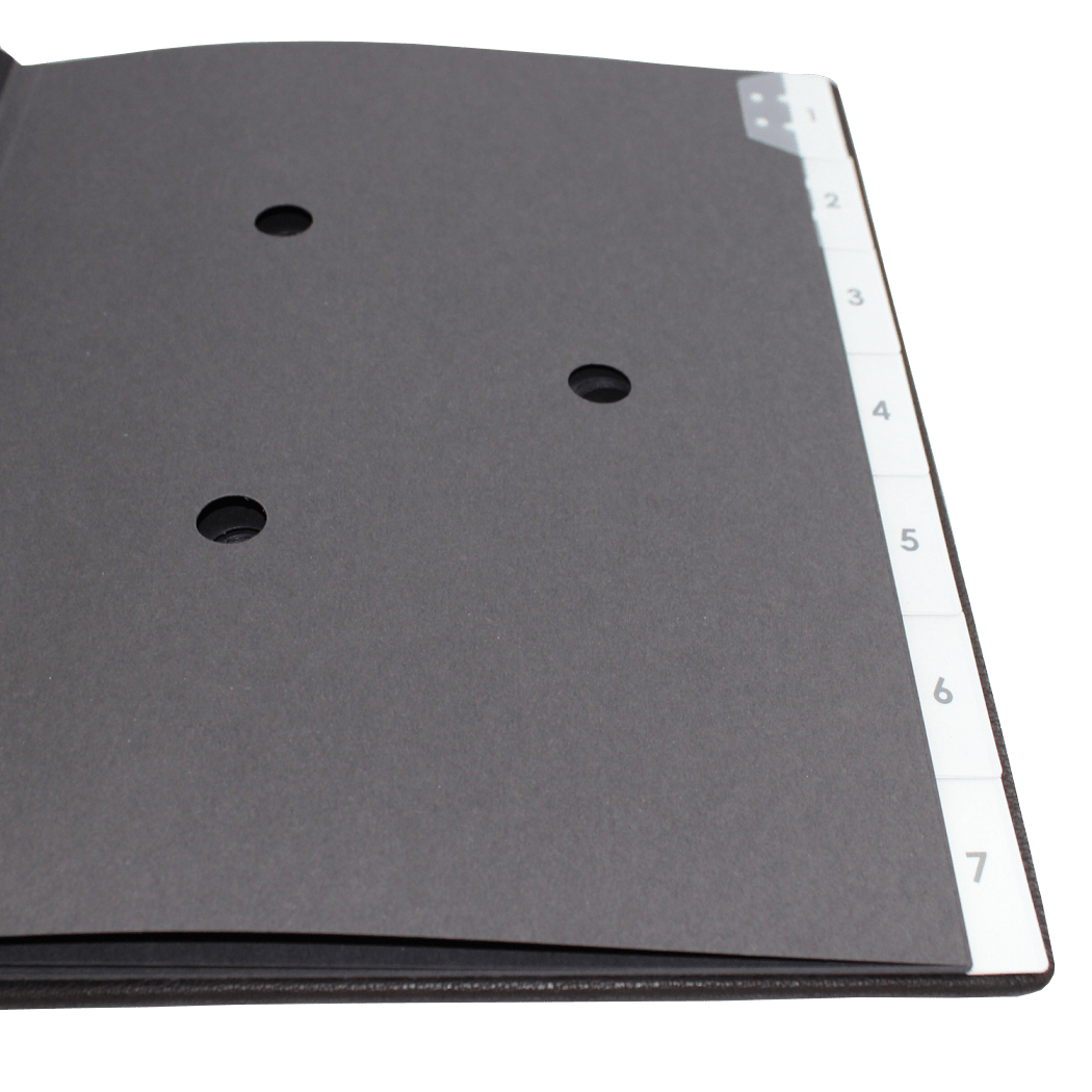 Pultordner aus Büffelleder mit schwarzer Kartonage Pultordner aus Büffelleder mit Register 1-7