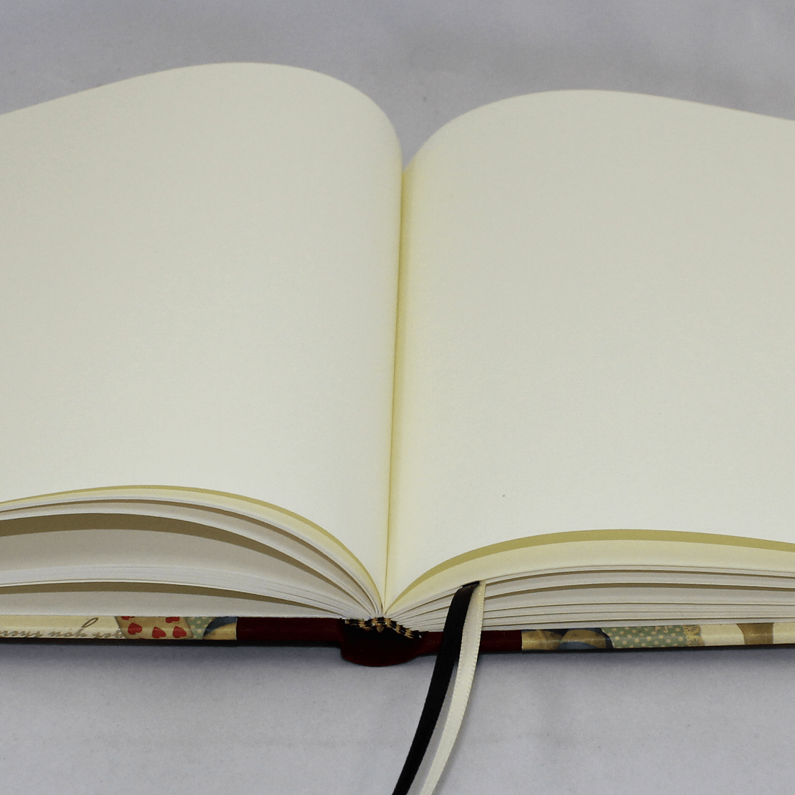 Gästebuch quer Alice mit weinrotem Buchbinderleinen